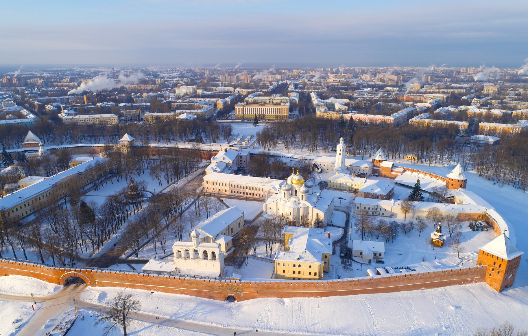 Novgorod russian. Зимний Кремль Великий Новгород. Великий Новгород Кремль панорама. Новгородский Детинец. Кремль Великий Новгород зимой.